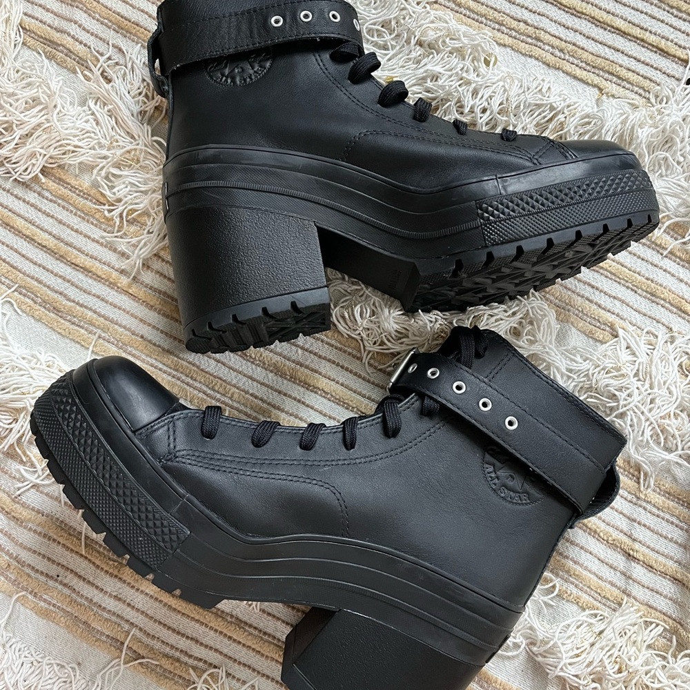 Converse Chuck 70 De Luxe heeled sneakers in black w strap Size 10
